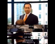 红绿灯路口中年男骑共享单车炒股争吵，牛市来了也不理智