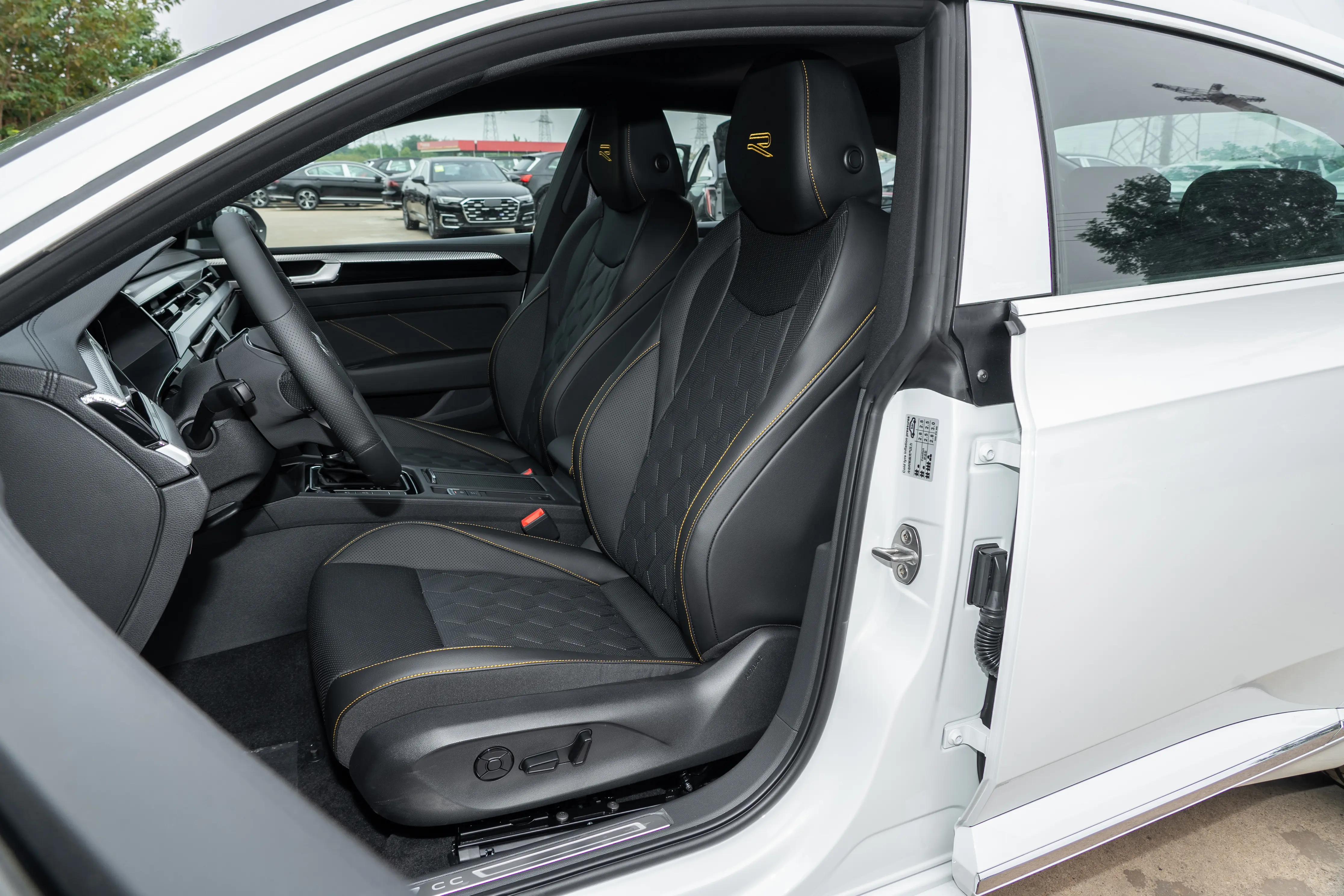 大众CC 380TSI 高功率版 舒适配置 _大众CC 2.0T低功率版 参数配置 _大众金融贷款购车流程