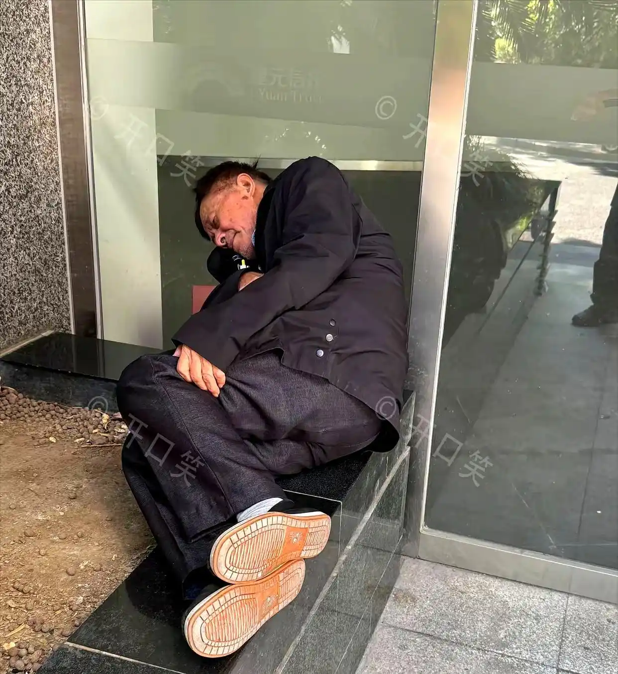 80岁建工爷叔流浪街头炒股亏光养老钱_炒股 老头 图片_炒股执念吞噬晚年值不值得